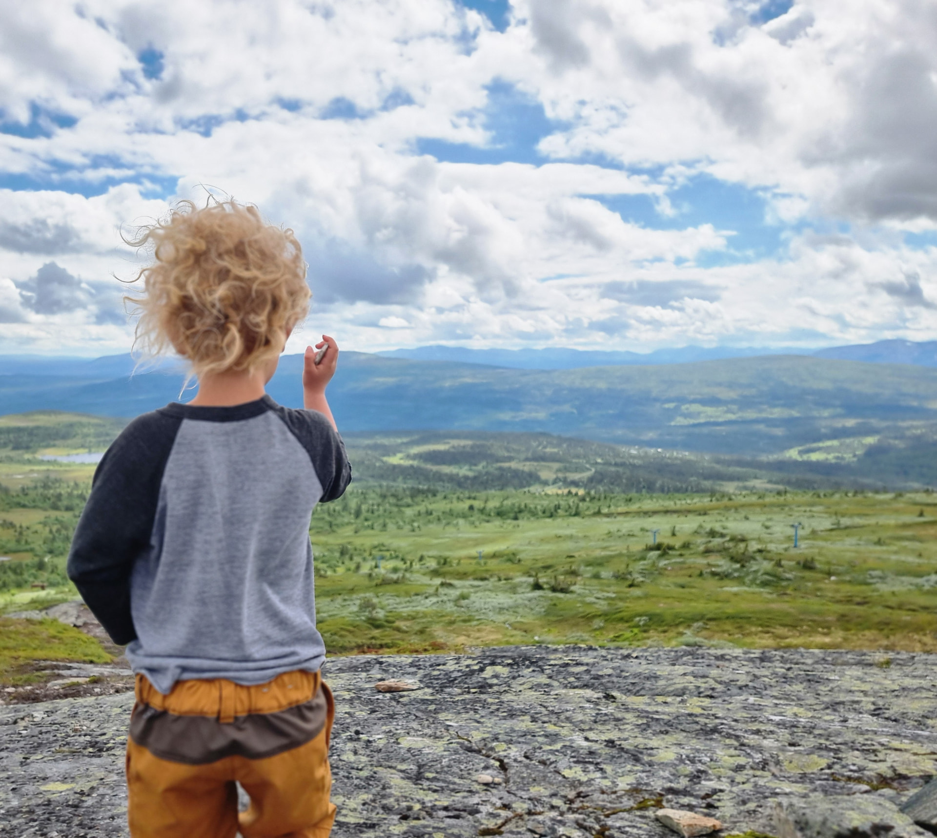 Barn med utsikt över fjällandskapet i Jämtland